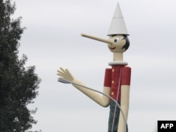 16-метровая скульптура прототипа Буратино – деревянной куклы Пиноккио – в Италии