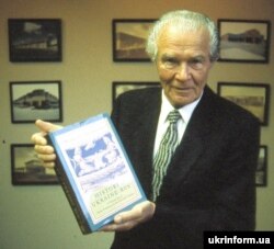 Петро Яцик зі своїм творінням – першим томом «Історії України-Руси» Михайла Грушевського (англійською мовою)