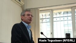 Потерпевший бывший заключенный Евгений Рычков на процессе по делу о «пытках» в колонии в Павлодаре, проходящем в режиме видеоконференции, Алматы, 8 апреля 2019 года.
