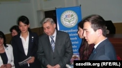 Председатель Народно-демократической партии Узбекистана Хатамжон Кетмонов на встрече с членами партии накануне президентских выборов в 2015 году.