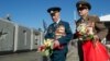 Ветерани покладають квіти до пам'ятника, присвяченого Другій світовій війні. Рига, травень 2013 року