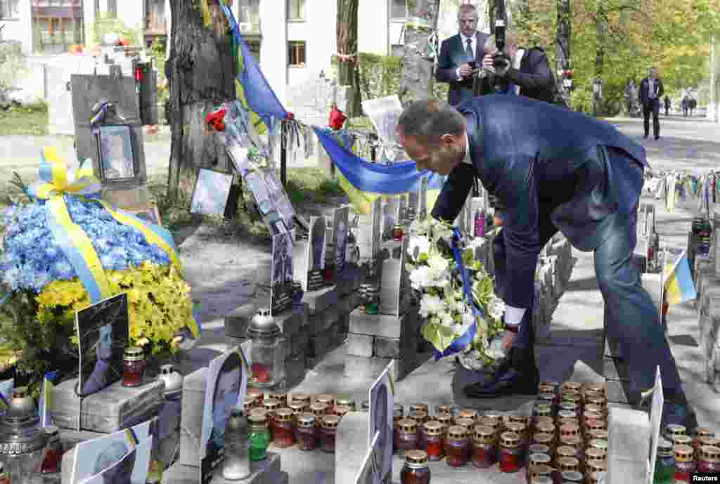 Президент Європейської ради Дональд Туск покладає квіти на місці розстрілу Небесної сотні, Київ, 27 квітня 2015 року