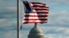 Një flamur i Shteteve të Bashkuara të Amerikës duke valëvitur, teksa në prapavijë qëndron ndërtesa e Kongresit amerikan. Fotografi nga arkivi.