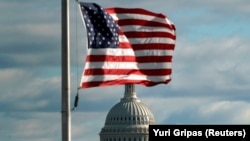 Флаг США на фоне Капитолия.