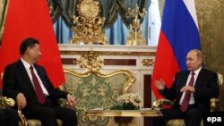 Лидер КНР Си Цзиньпин и президент России Владимир Путин на встрече в Кремле 4 июля 2017 года 