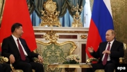 Лидер КНР Си Цзиньпин и президент России Владимир Путин на встрече в Кремле, 4 июля 2017 года.