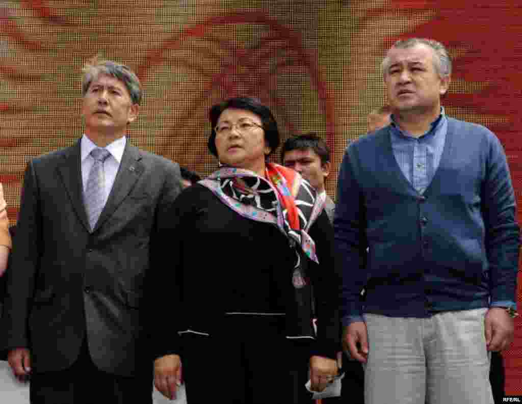Члены Временного правительства Алмазбек Атамбаев, Роза Отунбаева и Омурбек Текебаев. Май 2010 года.&nbsp;