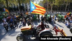 Tractoare cu steagul separatist catalan, Barcelona, 10 octombrie 2017.