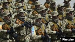Подразделение специального назначения во время военного парада в Степанакерте, 28 мая 2016 г.
