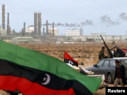 Флаг Королевства Ливия, существовавшего с 1951 по 1969 год, после свержения Муаммара Каддафи вновь используют как государственный почти все вооруженные группировки, воюющие в стране друг с другом