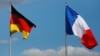 Flamuri i Gjermanisë dhe ai i Francës. Fotografi nga arkivi. 