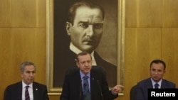 Режеп Тайып Ердоған (ортада), Түркия премьер-министрі Ататүрік әуежайында баспасөз мәслихатын өткізіп тұр. Стамбул, 3 маусым 2013 жыл