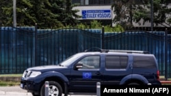 Një veturë e EULEX-it kalon pranë selisë së këtij misioni të BE-së në Prishtinë. 
