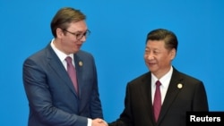 Президент Сербії Олександр Вучич (ліворуч) прагнув побудувати теплі відносини з головою КНР Сі Цзіньпіном 