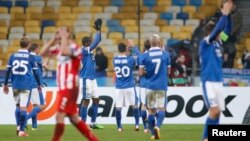 Футболісти «Дніпра» дякують уболівальникам за підтримку після матчу попереднього раунду Ліги Європи з грецьким «Олімпіакосом»