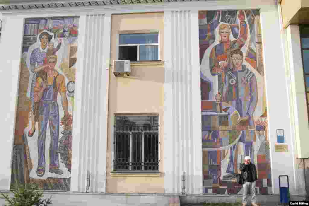 Kazakhstan -- workers on the walls of Astana's train station.