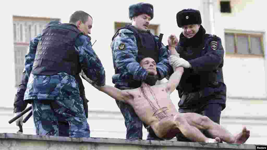 Полиция Павленскийны дивардан сүрәп төшерә 