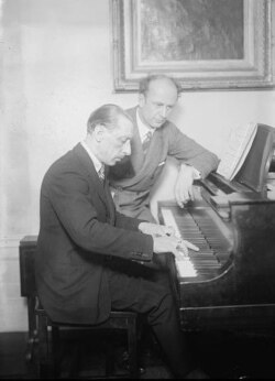 Игорь Стравинский (за роялем) и Вильгельм Фуртвенглер