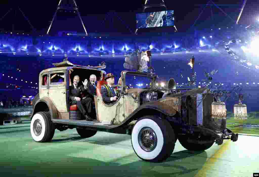 Britain's Prince Edward (left) and International Paralympic Committee chairman Sir Philip Craven (center) arrive at the closing ceremony.