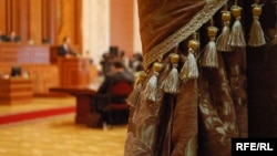 Sala de şedinţe a Parlamentului după draperii