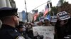 وظیفه سخت پلیس آمریکا در برخورد با معترضان وال استریت