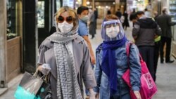 Žene nose zaštitne maske u šoping centru u Teheranu, 25. april
