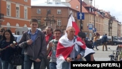 Варшава көшесінде жүрген адамдар. 2013 жыл. (Көрнекі сурет)