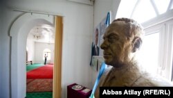 Бюст Гейдара Алиева в мечети в Товузе.