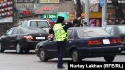 Сотрудник полиции на одной из улиц Алматы. 20 марта 2014 года. Иллюстративное фото.