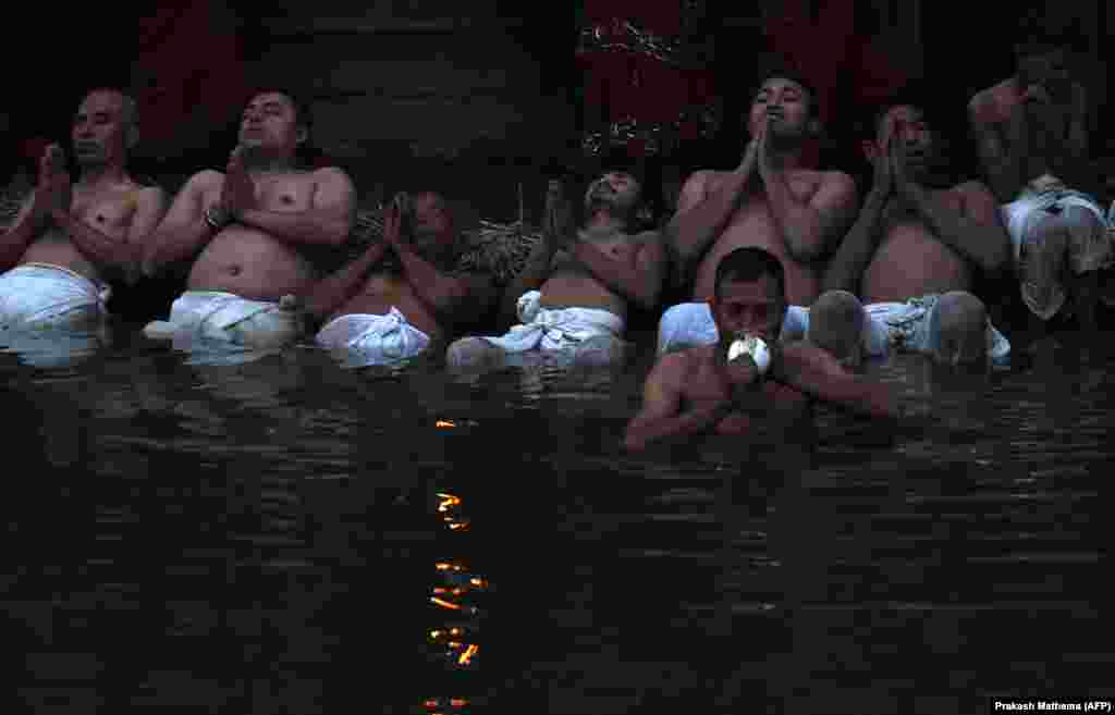 Свастхани фестивалі кезінде суға түсіп жатқан Непал тұрғындары.&nbsp;