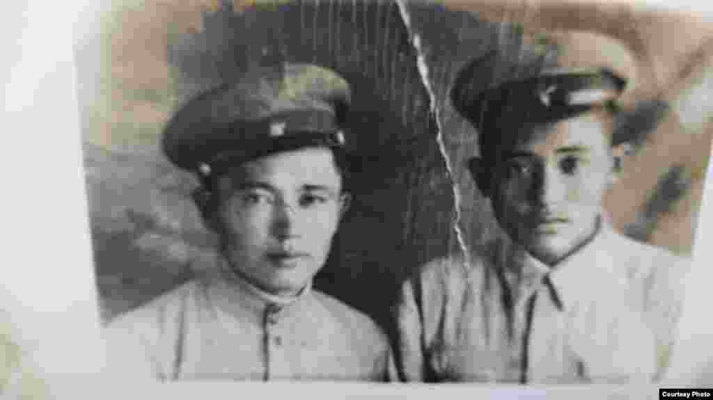 Эсенгул Асымов (справа) родился в 1920 году в селе Кызыл-Туу Тонского района. В 1941 году работал учителем в школе в селе Кара-Добо Чуйской области, а в 1942 стал инструктором в Кочкорском райкоме. В 1943 году его призвали на фронт. На Первом украинском фронте он был политруком и участвовал в освобождении Киева. В 1944 году получил тяжелое ранение и вернулся домой. В этом году Асымову исполнилось 100 лет.&nbsp; &nbsp;