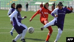 اعضای تم فوتبال دختران افغانستان پس از تحولات ۱۵ اگست سال ۲۰۲۱ به کشور های مختلف از جمله بریتانیا و آسترالیا منتقل شدند