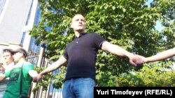 Сергей Удальцов на акции у Следственного комитета