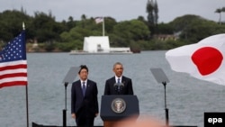 Ýaponiýanyň premýer-ministri Şindzo Abe (ç) we ABŞ-nyň prezidenti Barak Obama (s), Pearl Harbor, ABŞ, 27-nji dekabr, 2016. 