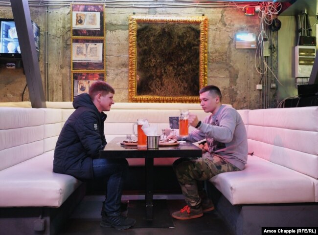 Маҳаллий аҳоли салога ўралган сушини пиво билан тановул қилишни ёқтиради. Ресторанлар ҳафтасига 7 кун очиқ туради.