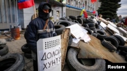 Мужчина на баррикадах перед зданием СБУ в Луганске. 12 апреля 2014 года.