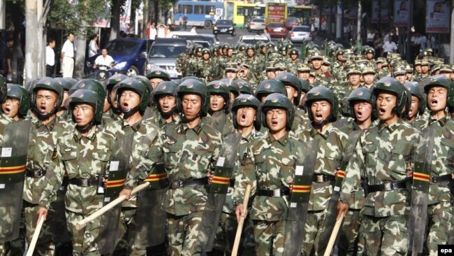 Үрімжі қаласындағы Қытай солдаттары. (Көрнекі сурет)