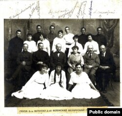 Група другога выпуску гімназіі. Першая справа ў другім шэрагу — Натальля Арсеньнева. 1921 год