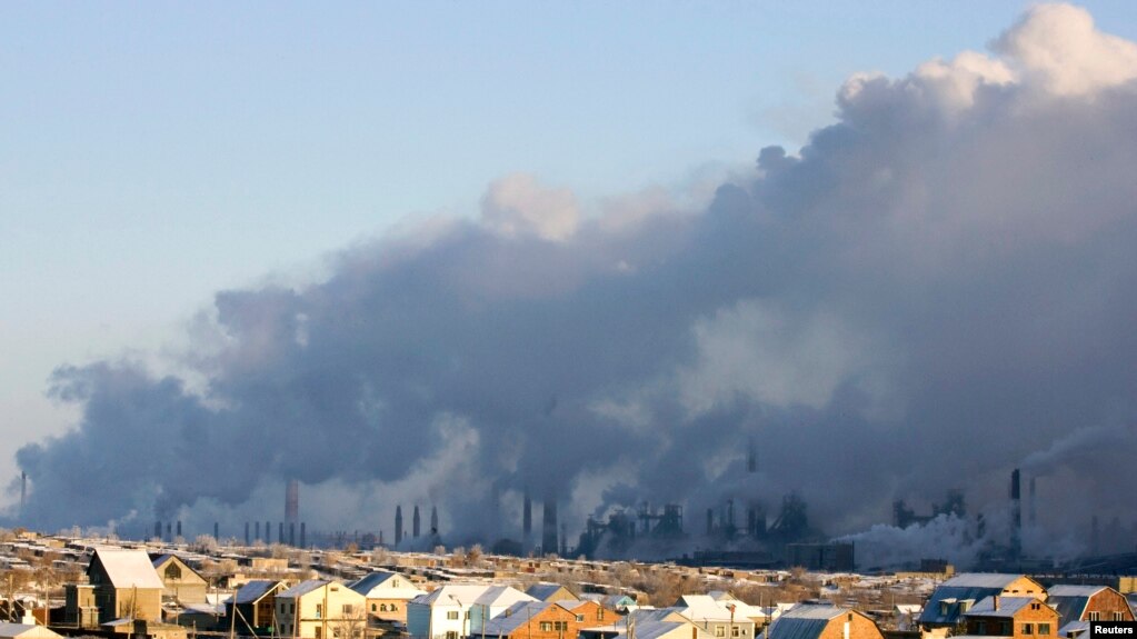 Дымящие трубы металлургического комбината в Темиртау, городе в Карагандинской области