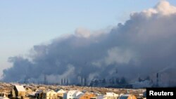Дымящие трубы металлургического комбината в Темиртау, городе в Карагандинской области