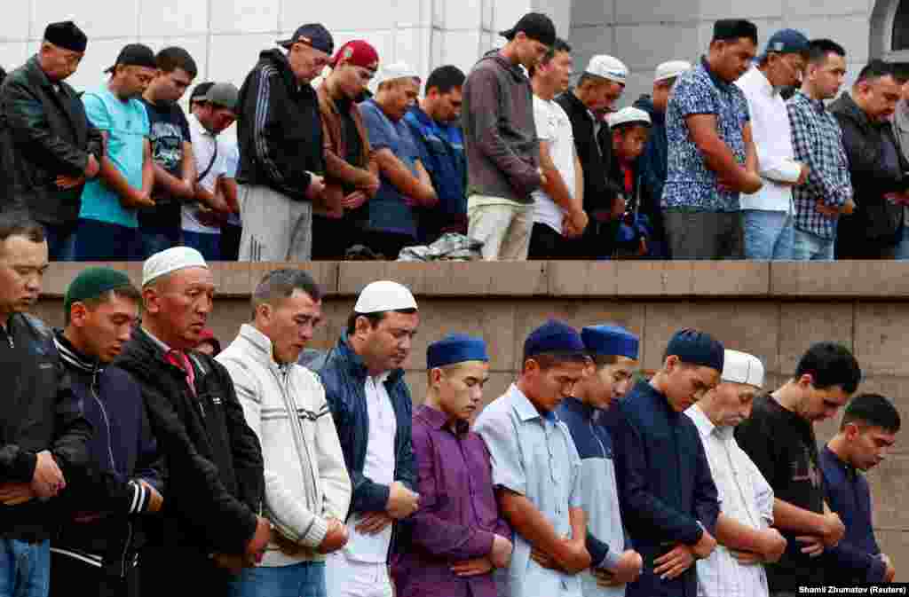 На праздничную молитву, айт-намаз, в центральную мечеть Алматы пришли тысячи людей.