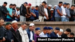 Верующие в мечети Алматы во время айт-намаза.