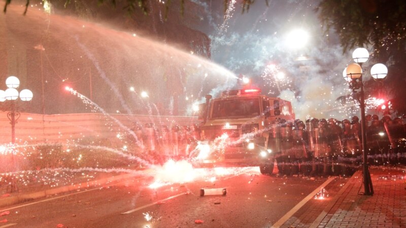 Shkodër: Protestuesit djegin materialin zgjedhor 
