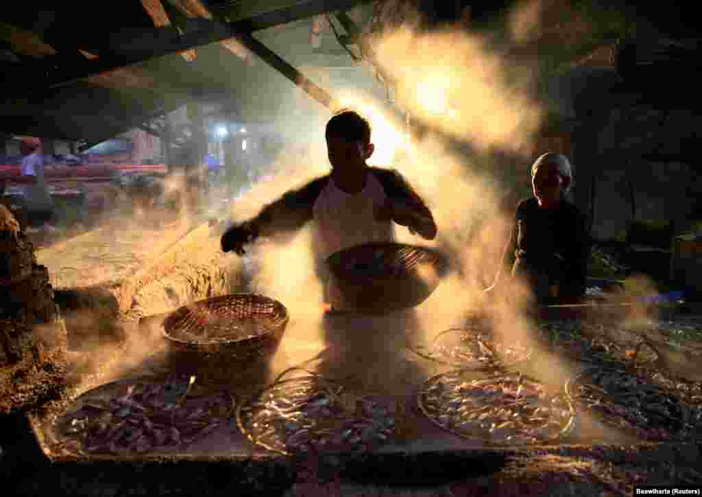 A worker marinates fish in Jakarta. (Reuters/Beawharta)