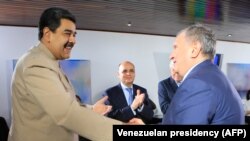 Глава "Роснефти" Игорь Сечин (справа) и президент Венесуэлы Николас Мадуро