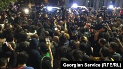 Полицияның түнгі клубтарға жүргізген рейдінен кейін Грузия парламенті жанындағы акция. Тбилиси, 12 мамыр 2018 жыл.