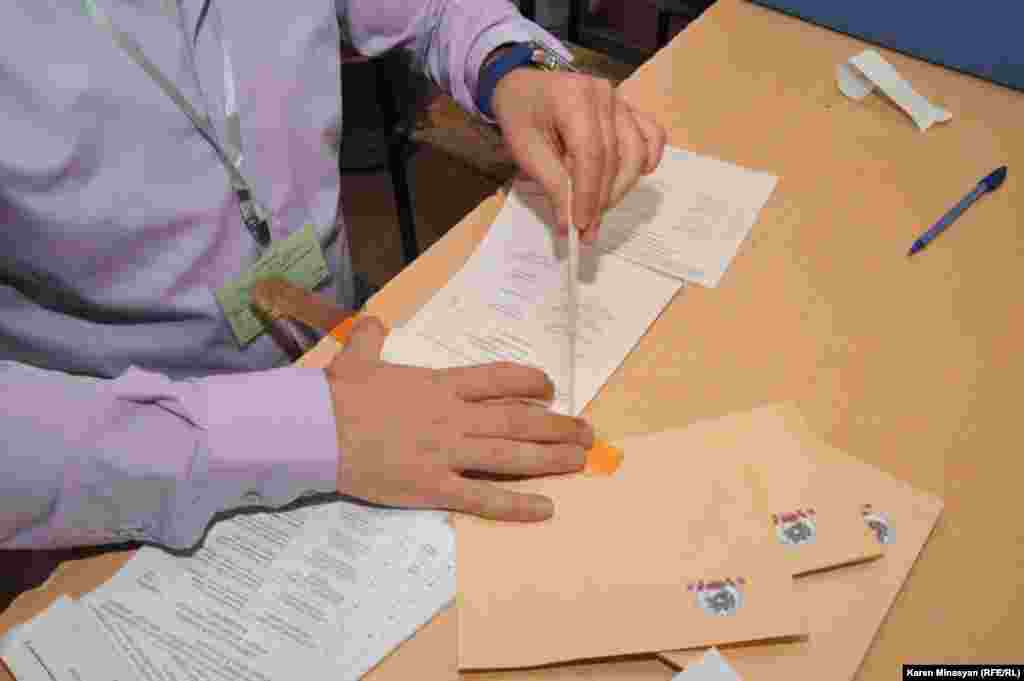 Armenia -- Armenians vote in parliamentary elections, Yerevan, 06May2012