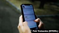 Un activist kazah afirmă că telefonul său s-a comportat ciudat după ce a fost reținut de poliție. O investigație sugerează că autoritățile ar putea avea instrumentele necesare pentru a accesa dispozitivele.