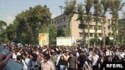 حضور محمود احمدی نژاد، رییس جمهوری ایران، روز دوشنبه در دانشگاه تهران با اعتراض دانشجویان روبرو شد