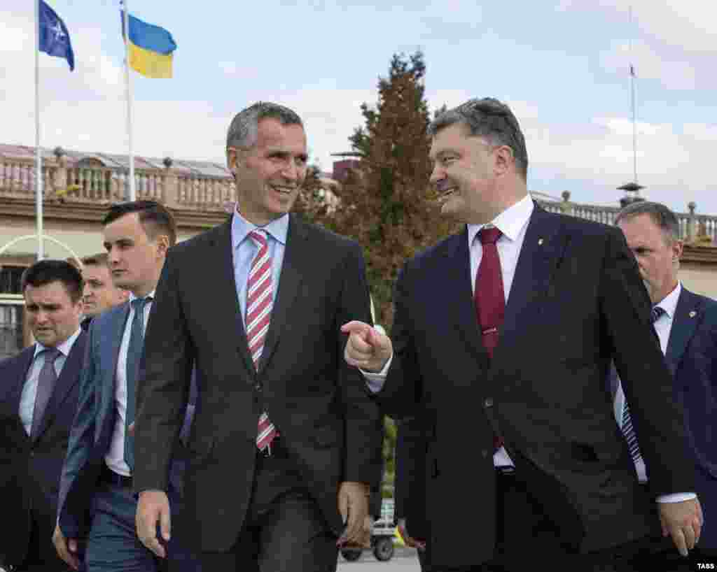 Президент України Петро Порошенко (праворуч) та генеральний секретар НАТО Єнс Столтенберґ. 21 вересня 2015 року